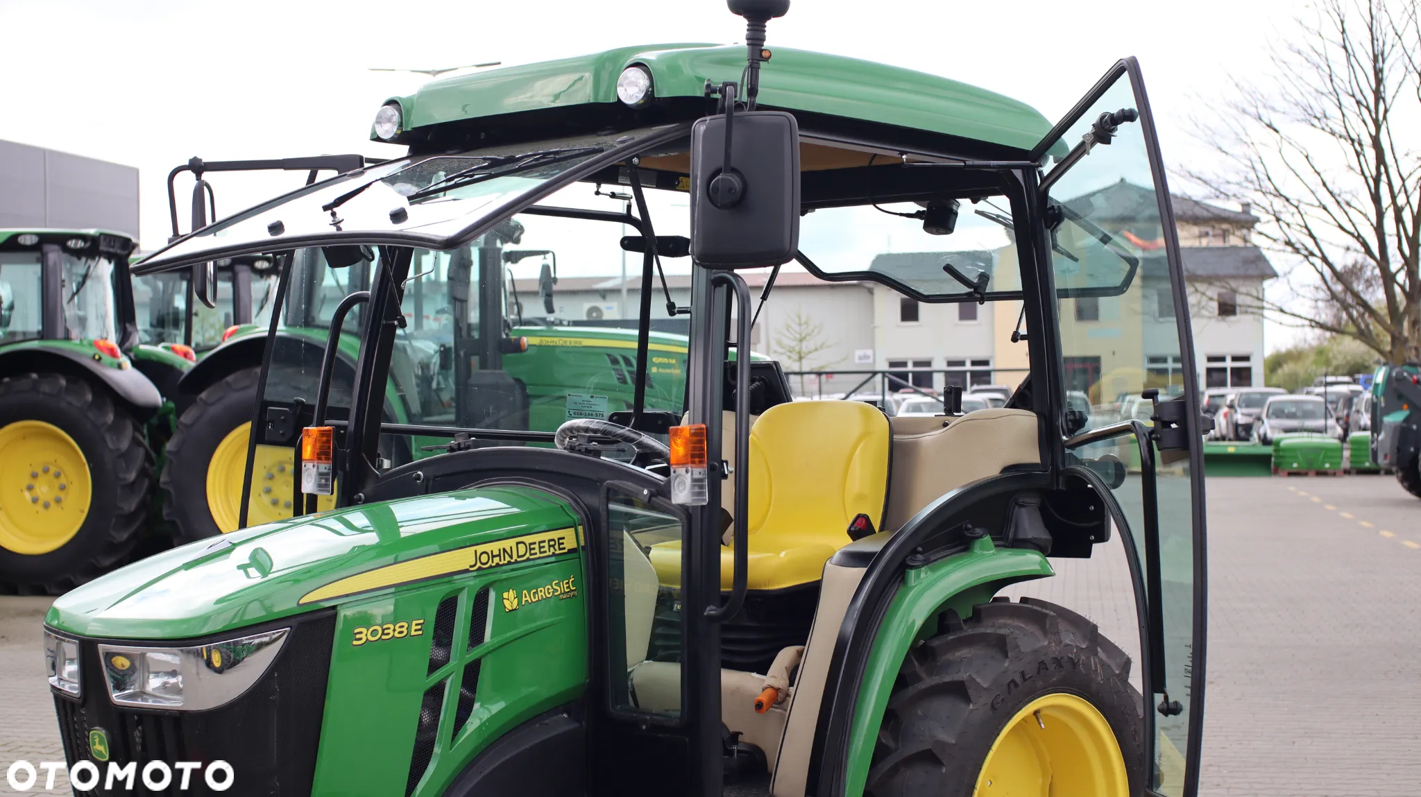 John Deere 3038E - 11