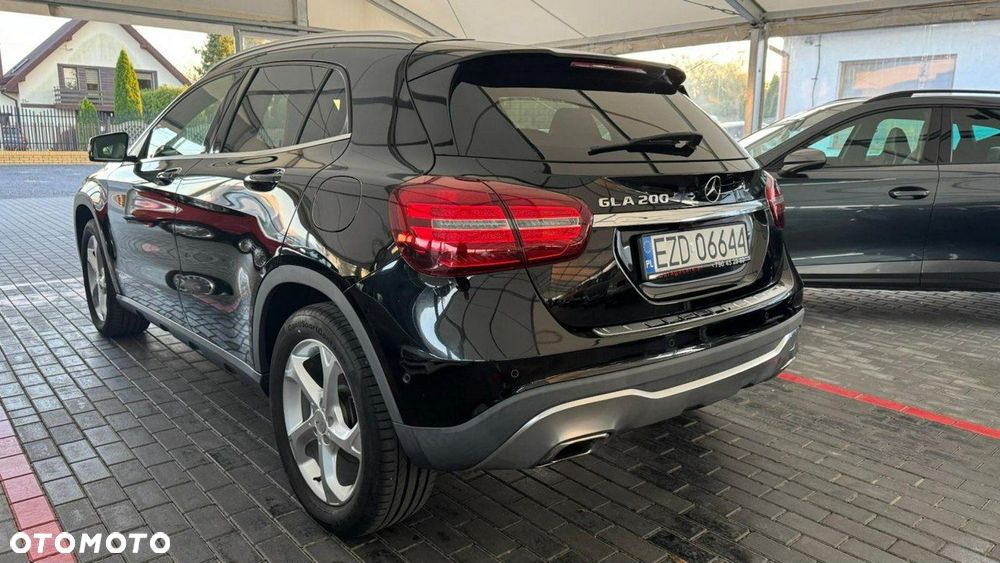 Mercedes-Benz GLA - 32