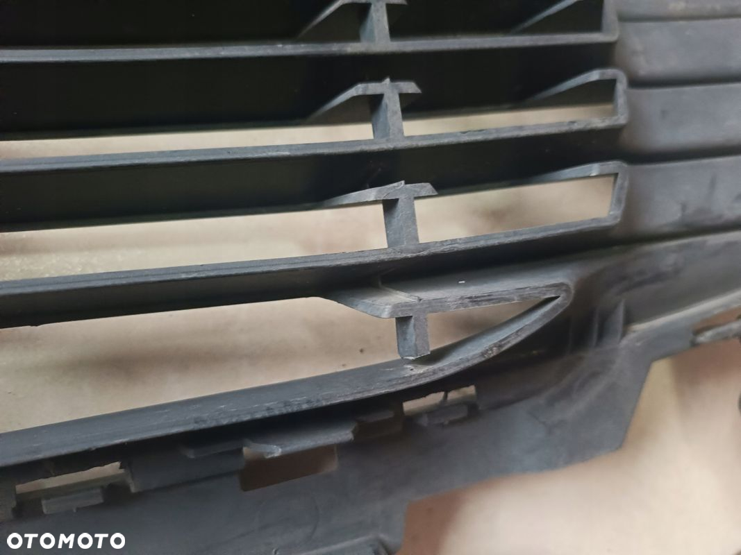 RENAULT TWINGO III ŚRODKOWA KRATKA ZDERZAKA PRZÓD - 7