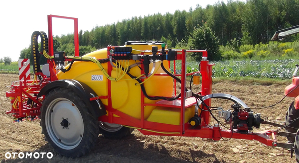 AGRO-OSEK Opryskiwacz polowy przyczepiany typ P336/4 o poj. 2000L i szerokości roboczej 15m.