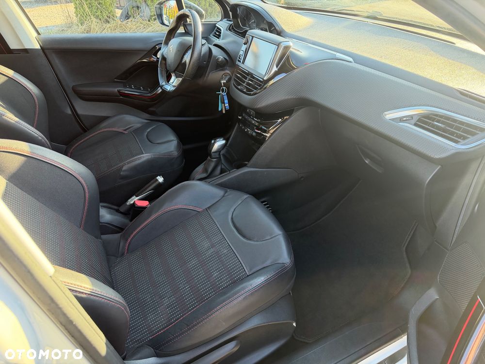 Peugeot 208 - 8
