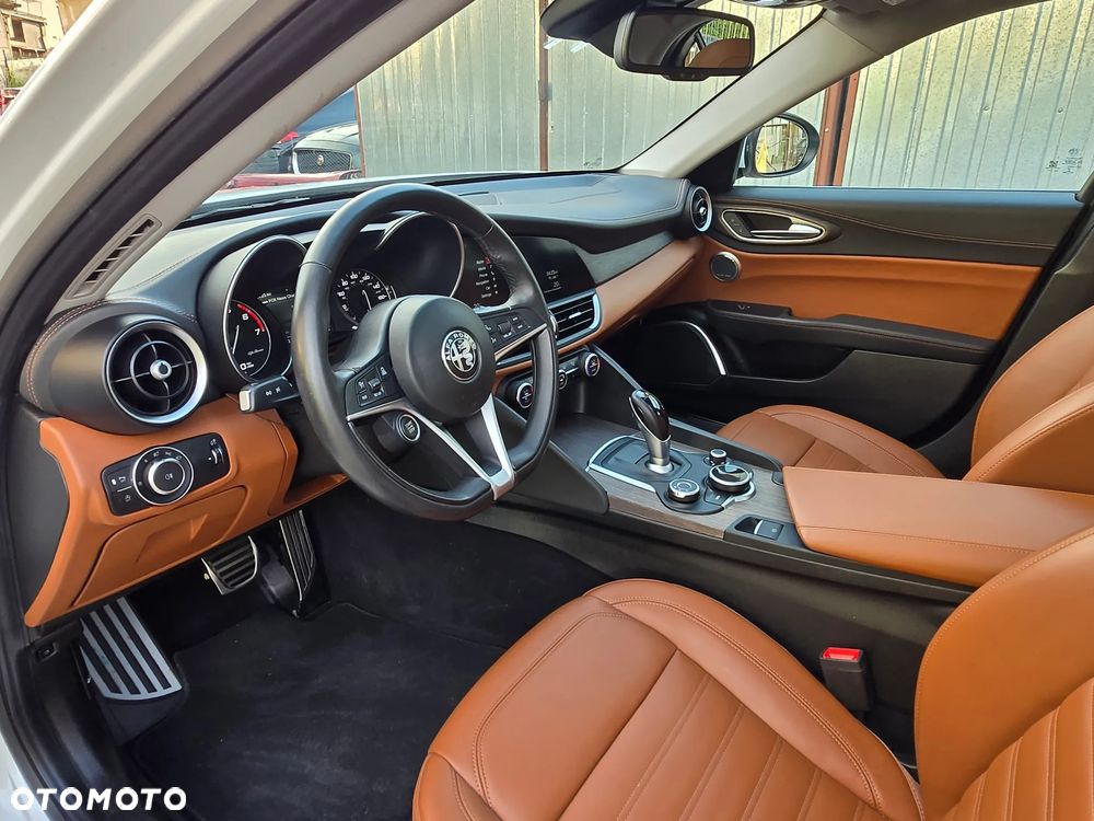 Alfa Romeo Giulia 2.0 Turbo 16V AT8-Q4 Ti - 23