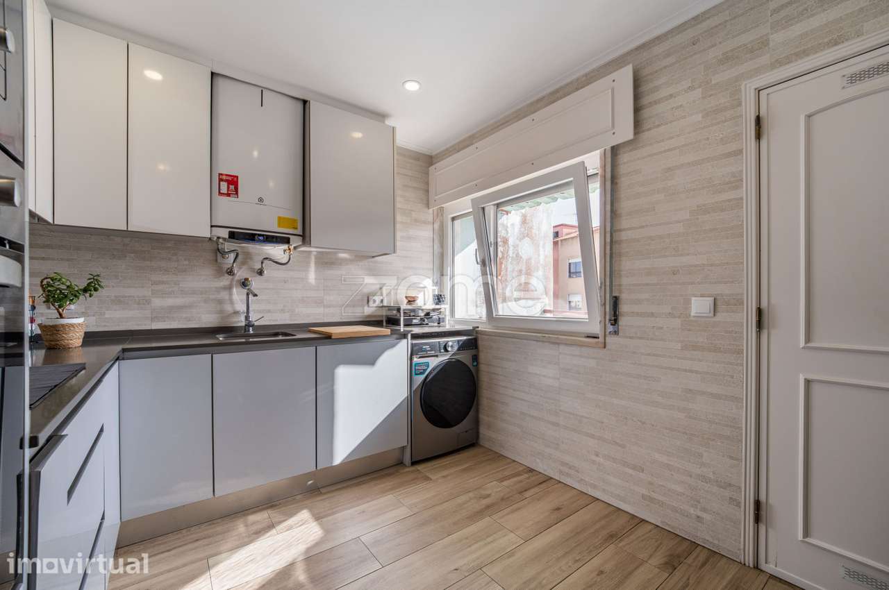 T2 Remodelado com arrecadação no Bairro de São Carlos - Mem Martins - Grande imagem: 2/16