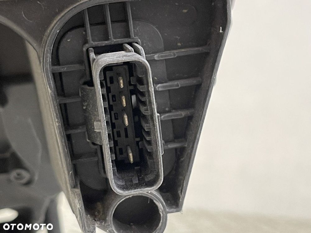 PEUGEOT 208  2 II 2008 II 19- LAMPA PRAWA PRZEDNIA PRZÓD EUROPA  9841641980 - 12