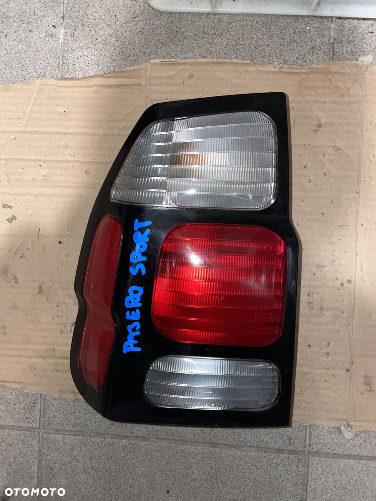 Lampa / reflektor Mitsubishi Pajero Sport lewy tył (ORYGINALNE) - 1