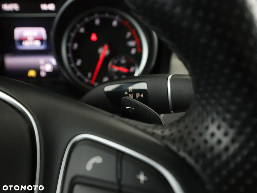 Mercedes-Benz CLA 180 7G-DCT - 32