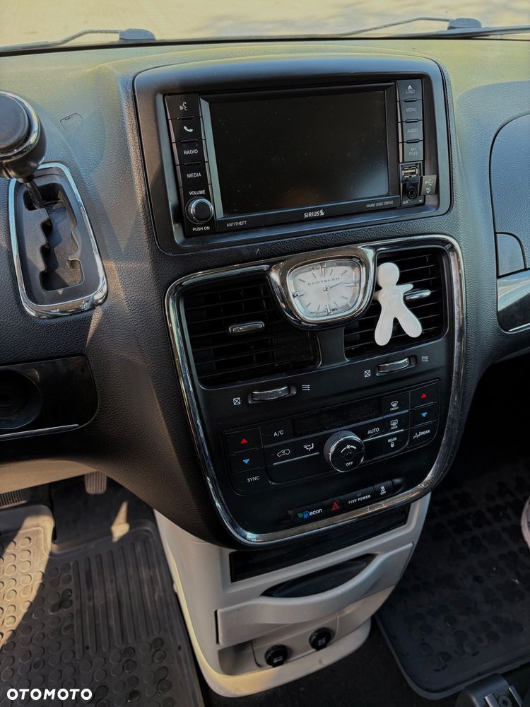 Chrysler Town & Country - 15