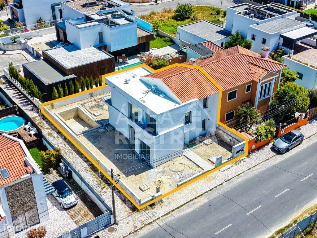 Moradia T4 - NOVA (em lote de 345 m2) com piscina - Aroeira (Charne... - Grande imagem: 3/42