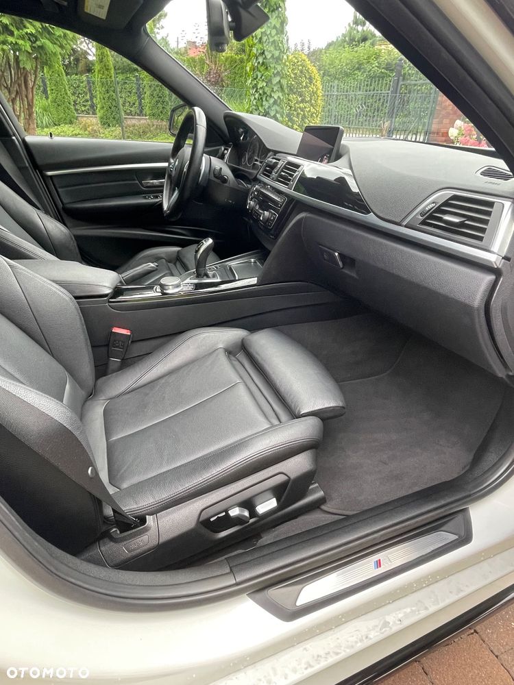 BMW Seria 3 330i xDrive - 14