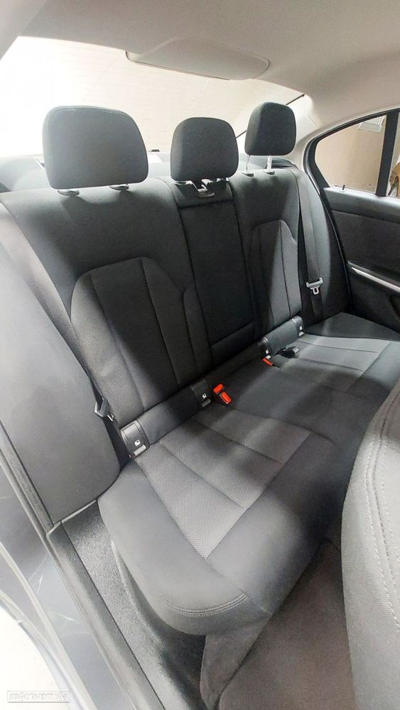 BMW 318 d Line Sport - 13