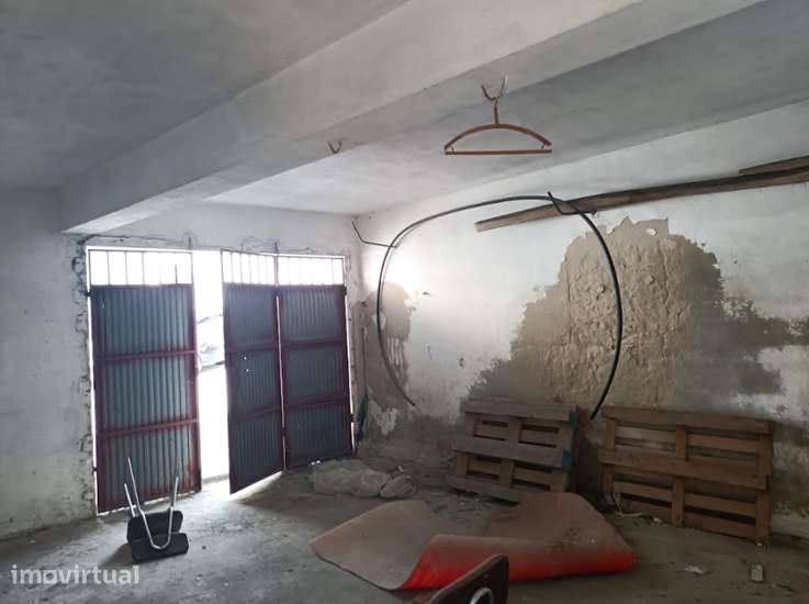 Moradia para restaurar no centro de Valado dos Frades - Grande imagem: 5/8