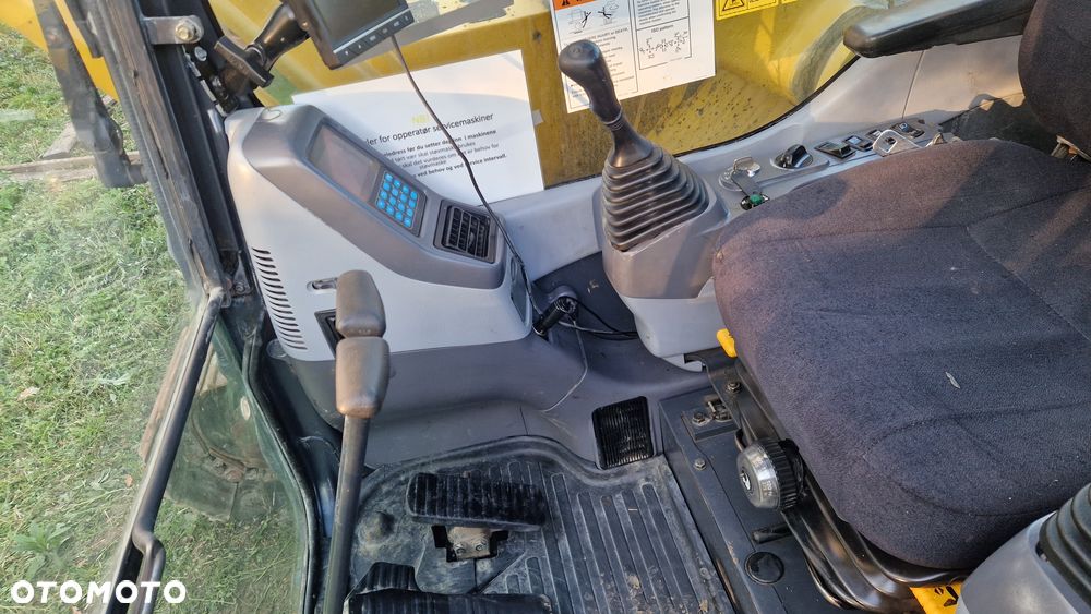 Komatsu PC228USLC - 13