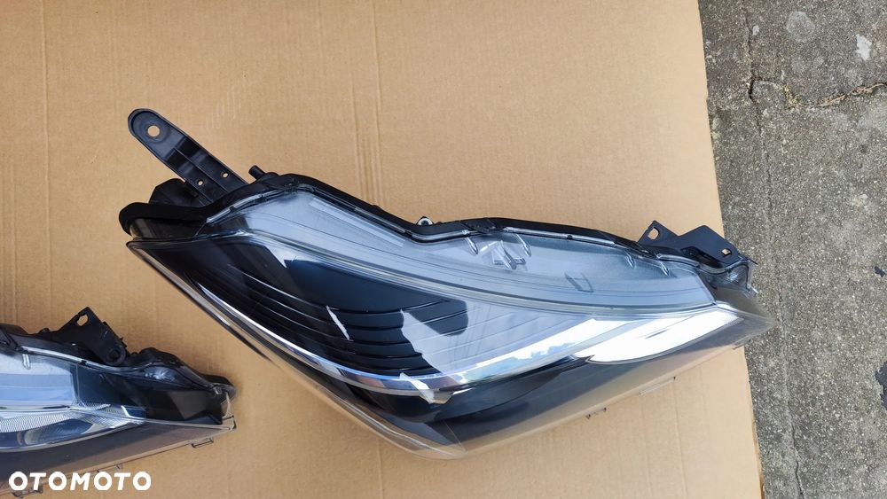 Yaris III Lift 14-17 Lampa Przednia Prawa Soczewka - 5