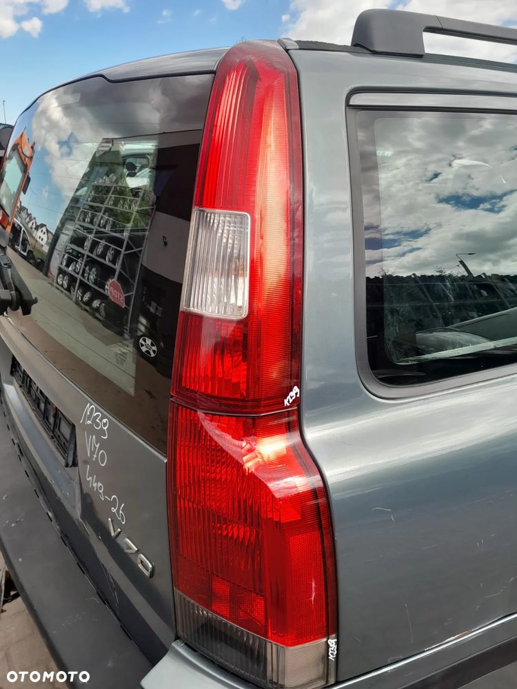 VOLVO V70 LAMPA TYLNA PRAWA W BŁOTNIK GÓRNA - 2