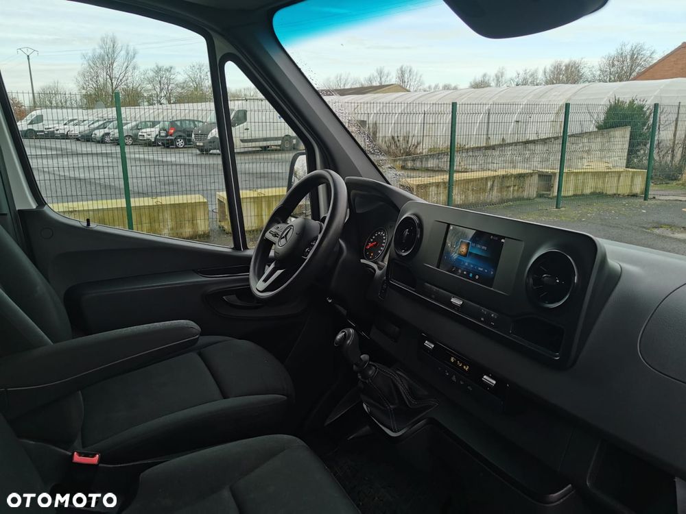 Mercedes-Benz Sprinter - 11