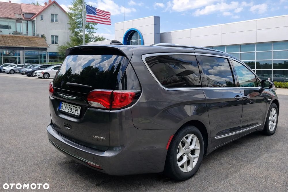 Chrysler Pacifica - 4