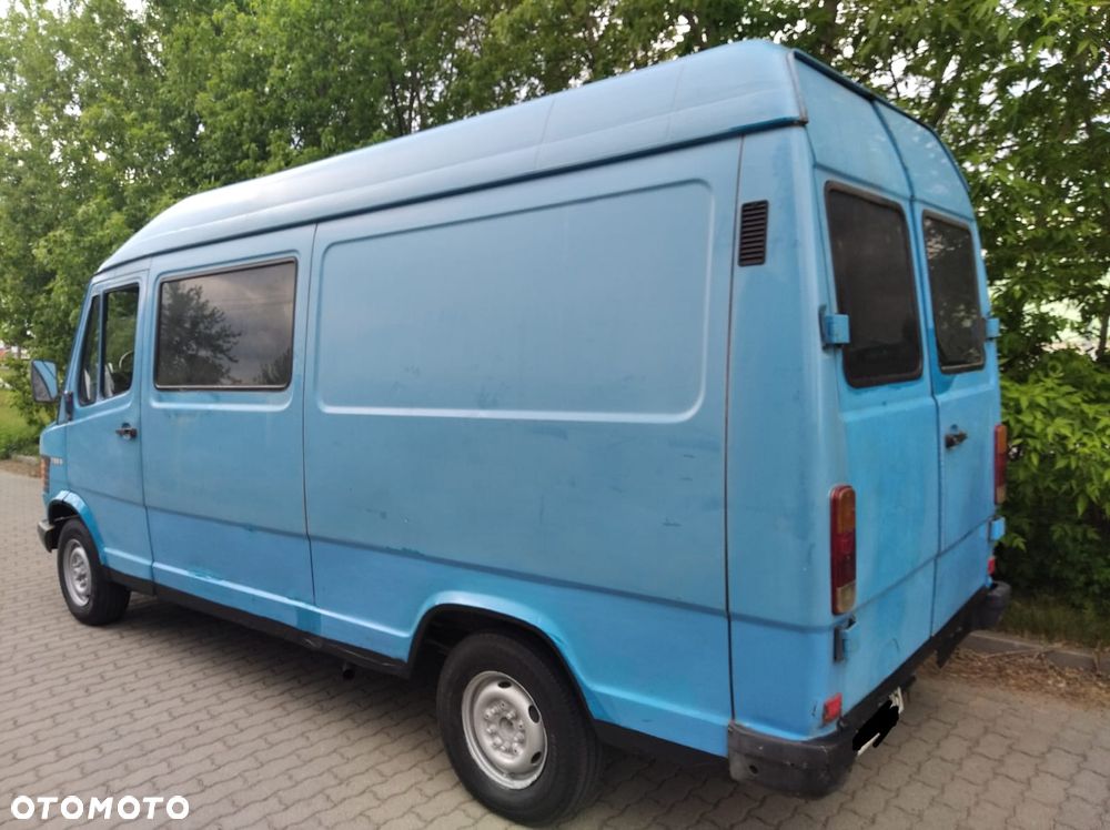 Mercedes-Benz . - 2