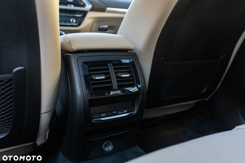 BMW X3 xDrive20d Luxury Line - 28