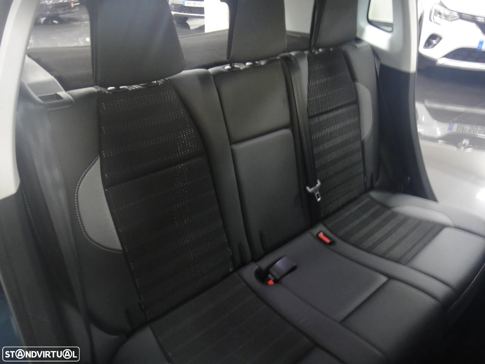 Peugeot 2008 1.2 PureTech Allure EAT6 - 17