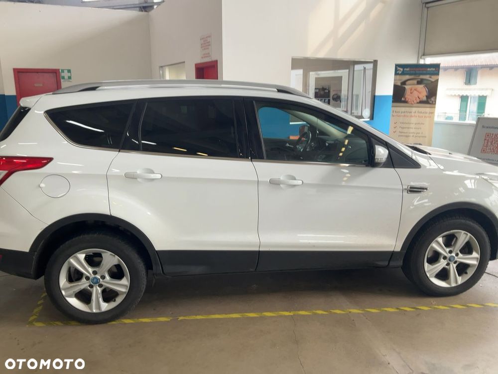 Ford Kuga 2.0 TDCi 2x4 Titanium - 4