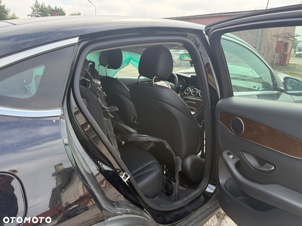 Mercedes-Benz GLC 250 4Matic 9G-TRONIC AMG Line - 25