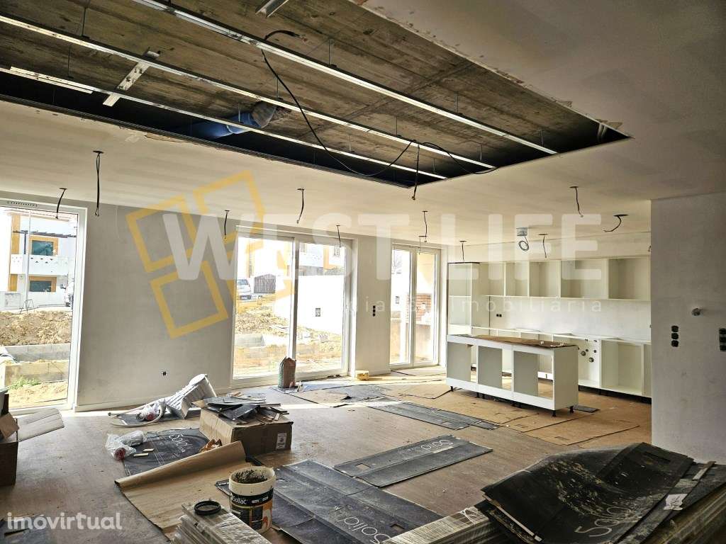 Moradia T4 com logradouro, terraço e piscina - NOVA - Grande imagem: 4/35