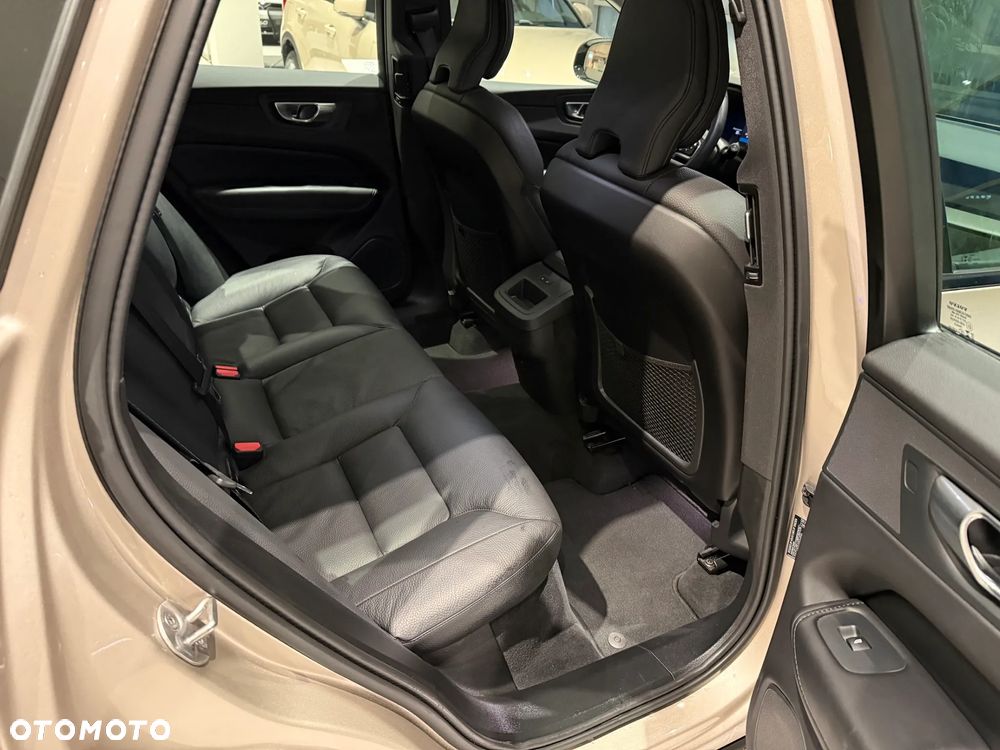 Volvo XC 60 B5 B AWD Plus Dark - 16