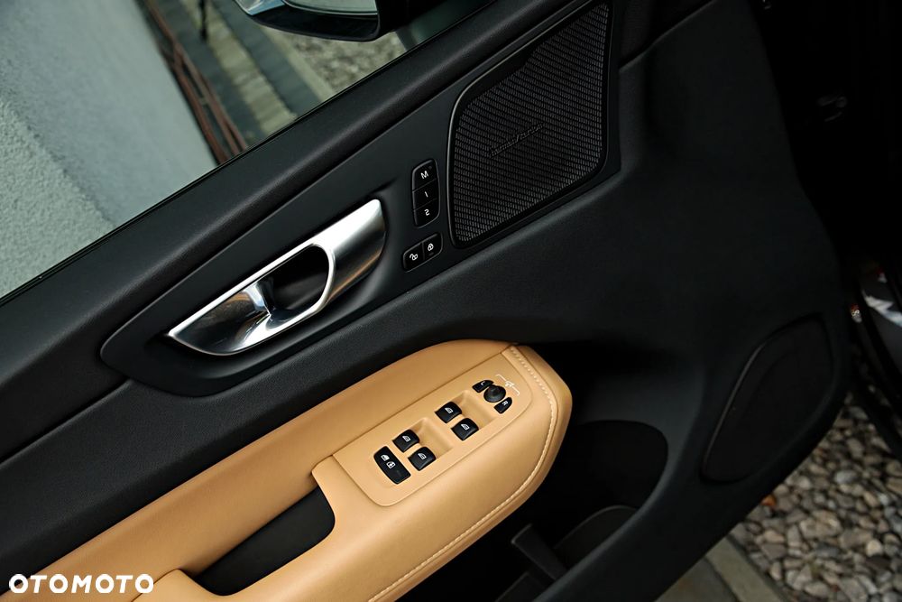 Volvo XC 60 B5 D AWD Ultimate Bright - 17