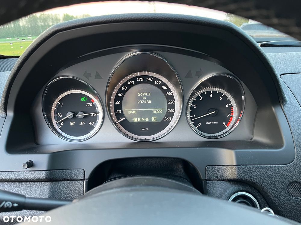 Mercedes-Benz Klasa C 180 CGI Automatik BlueEFFICIENCY Avantgarde - 12