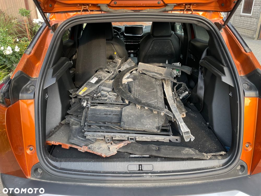 Peugeot 2008 PureTech 130 EAT8 GT Pack - 11
