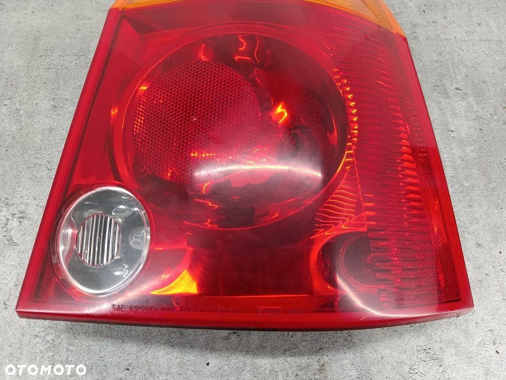 LAMPA TYLNA PRAWA CHRYSLER PACIFICA I - 2
