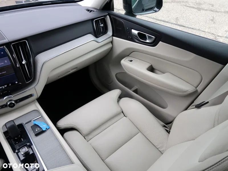 Volvo XC 60 B5 B AWD Plus Dark - 14