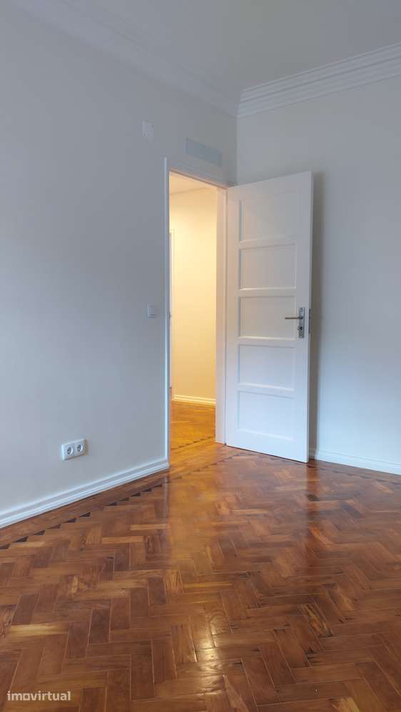 CAMPOLIDE - T3 Renovado com varanda e 2 casa de banho - Grande imagem: 3/16