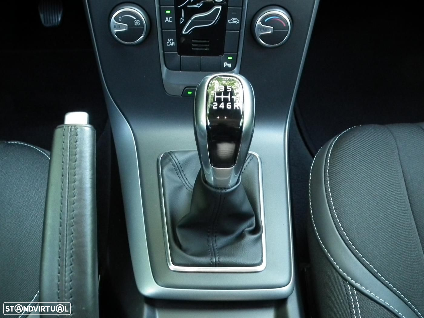 Volvo V40 2.0 D3 Momentum - 21