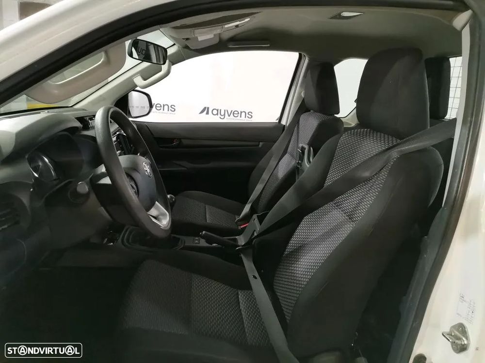 Toyota HILUX 2.4 D-4D 4WD CE CH 3L - 5