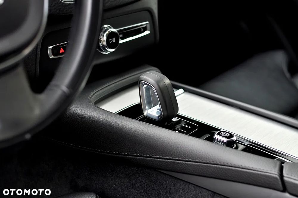 Volvo XC 90 B5 D AWD Geartronic Momentum Pro - 22