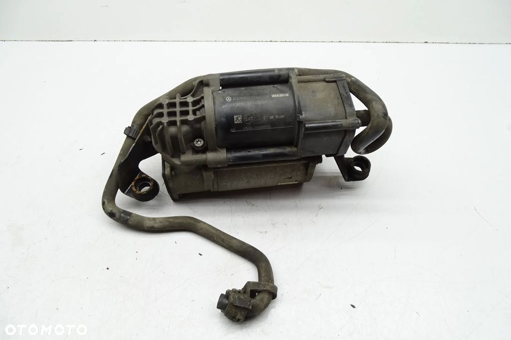 Mercedes C Klasa W205 Kompresor zawieszenia A2053200104 - 1
