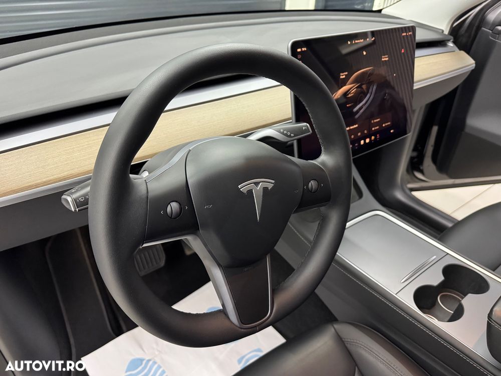 Tesla Model Y Long Range Dual Motor AWD - 12