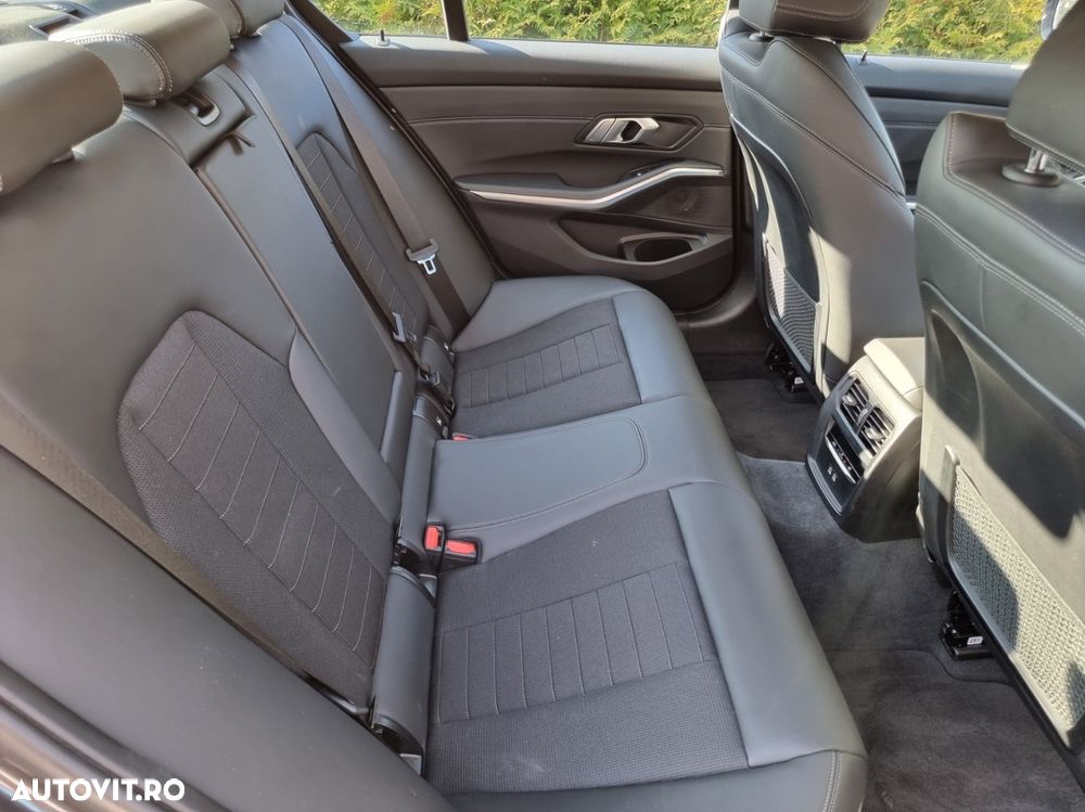 BMW Seria 3 330e Aut. Luxury Line - 28