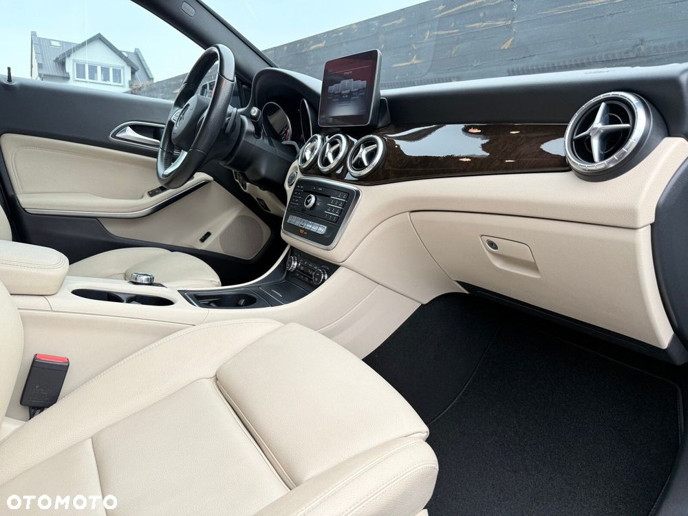 Mercedes-Benz CLA - 32