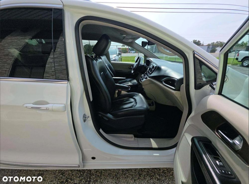 Chrysler Pacifica - 17