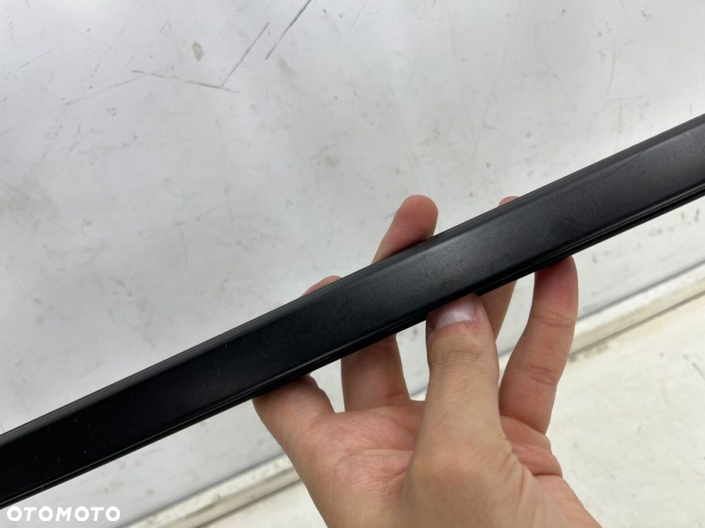Listwa Porsche Macan 95b 14r czarny mat prawa przednia listwa zgarniająca uszczelka zewnętrzna drzwi - 6