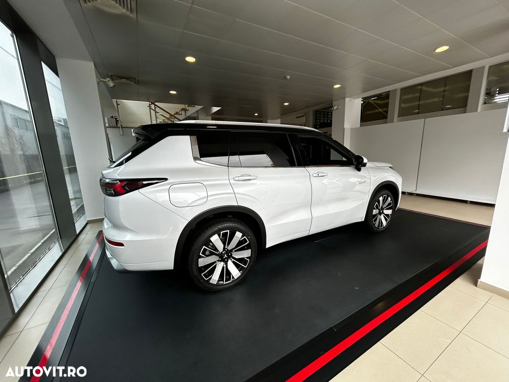 Mitsubishi Outlander 2.4 L 4X4 PHEV Instyle Ultimate - 3