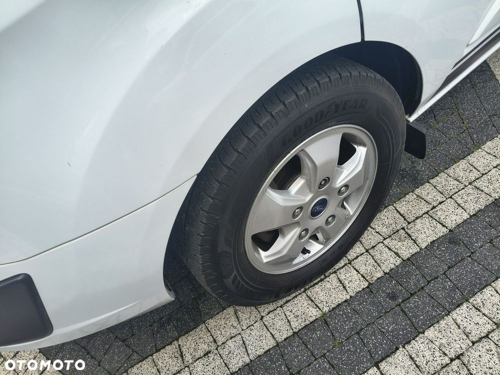 Ford Tourneo Custom - 33