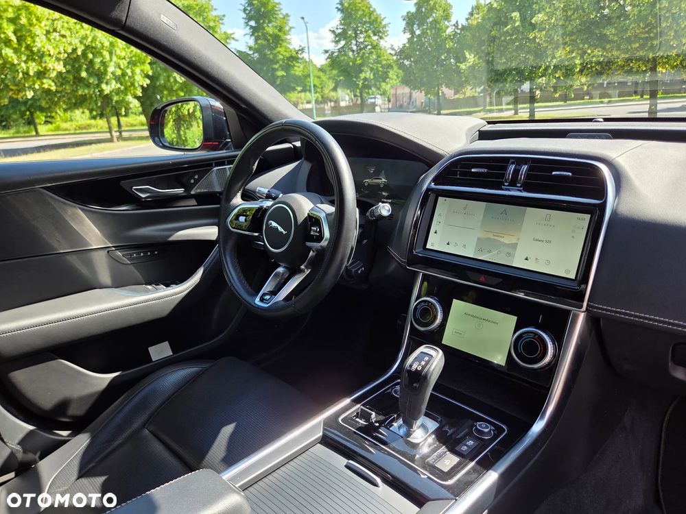 Jaguar XE 2.0 P250 R-Dynamic Black - 24