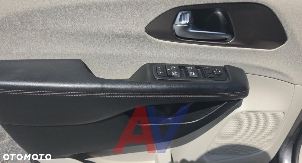 Chrysler Pacifica - 15