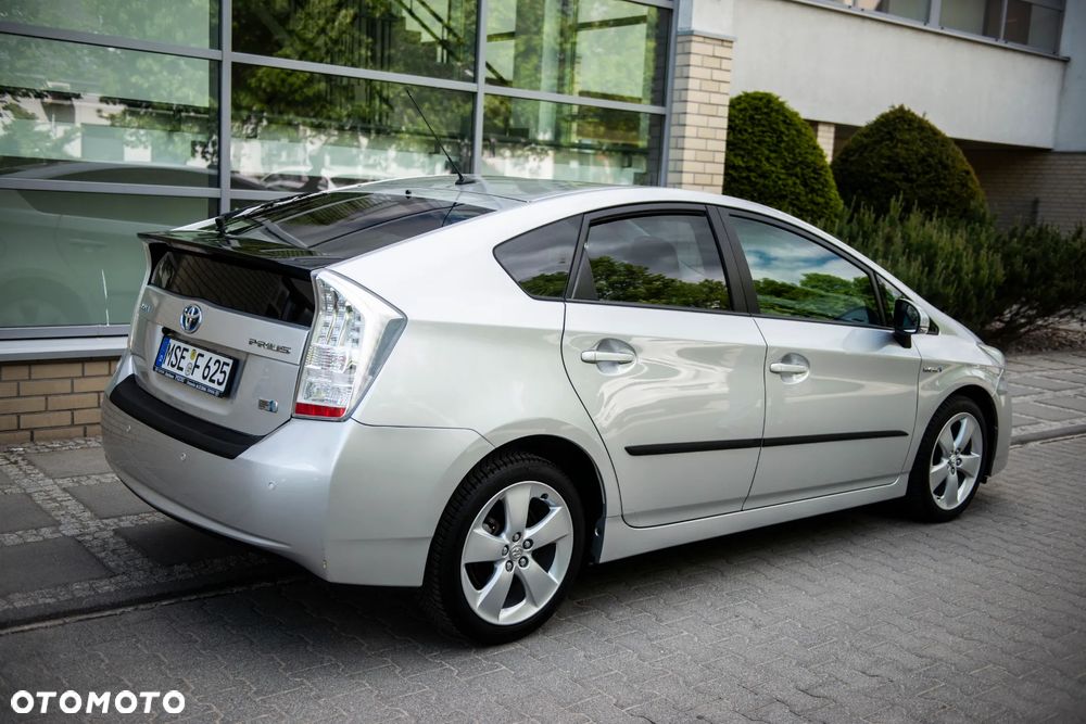 Toyota Prius (Hybrid) Executive - 14