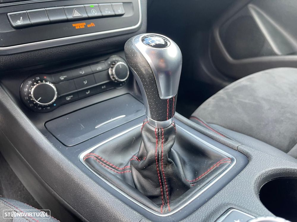 Mercedes-Benz CLA 200 d Shooting Brake AMG Line - 17