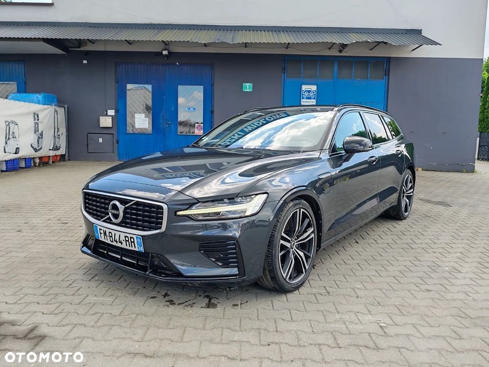 Volvo V60 T8 AWD Plug-In Hybrid R-Design - 1
