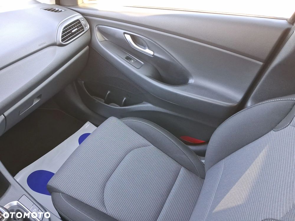 Hyundai i30 1.5 DPI Classic + - 21
